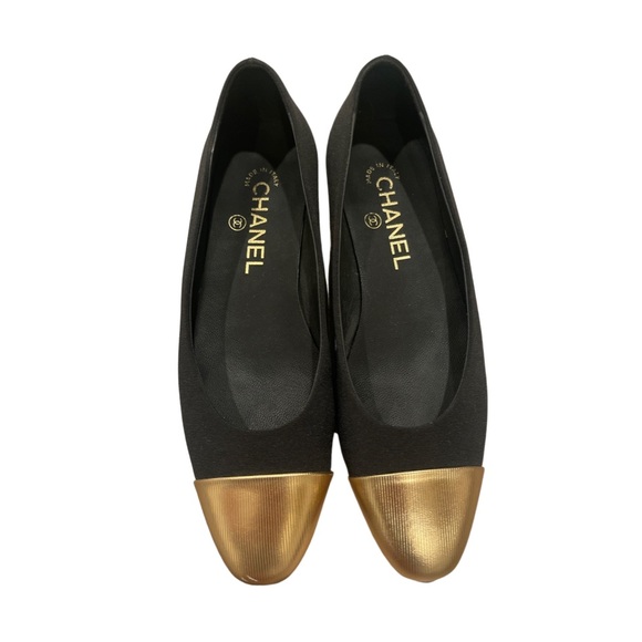 CHANEL Shoes - CHANEL two-tone ballerina flats 🥿